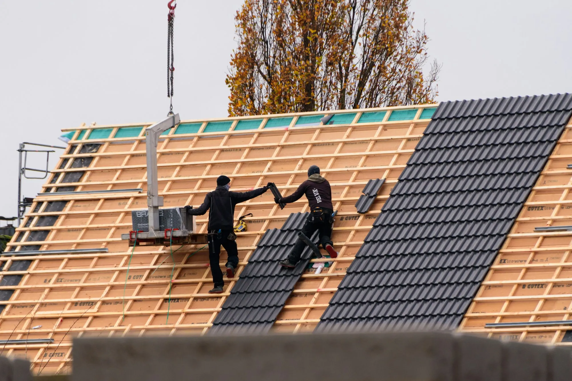 Pose de panneaux solaires sur une toiture en tuiles