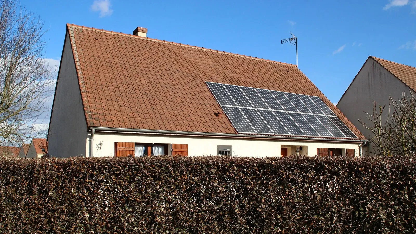 Pavillon en tuiles équipé de panneaux solaires