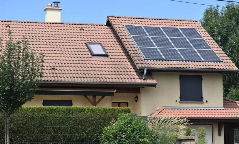 Maison en tuiles équipée de panneaux solaires